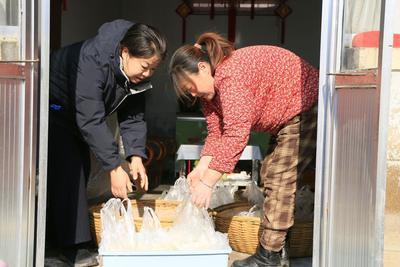 6年，送4万斤柴火，卖1万斤豆腐！她带领团队照亮困境家庭的前行路