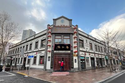 老字号酒楼年夜饭包间“一桌难求”？青岛中山路解锁新春消费新密码