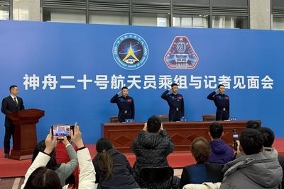 神二十乘组讲述舷窗遭空间碎片撞击后应急处置过程