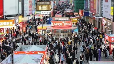 元旦假期，台东步行街人头攒动