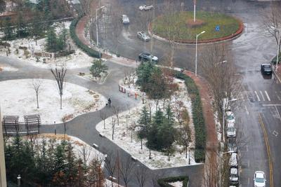 降雪中！18日下午青岛大部地区仍有雪，气温下降路面变湿滑