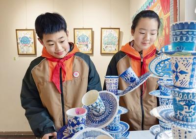 青岛市北新世纪学校举行“花开山海”主题学生画展