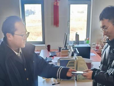 手机、背包完璧归赵，青岛有轨电车上频发暖心事