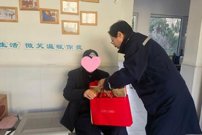 青岛一迷路老人带着一本崭新挂历回家，背后故事很暖心……