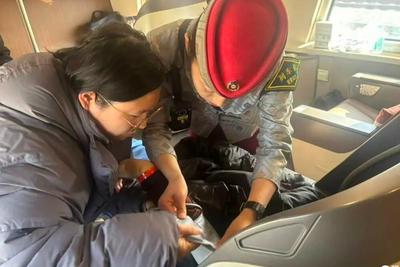 重庆开往青岛的高铁上，这场爱心接力真暖心……