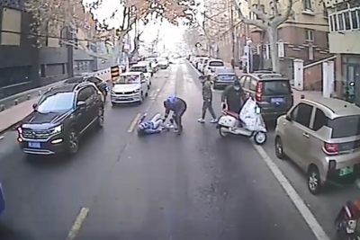 车流中骑车女子摔倒在地，青岛这群“热心肠”出手相助