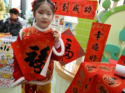 萌娃“赶年集”，红火迎新春