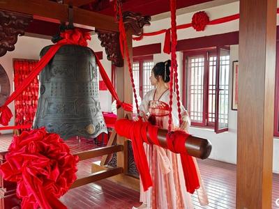 即墨古城：钟声光影里迎新年