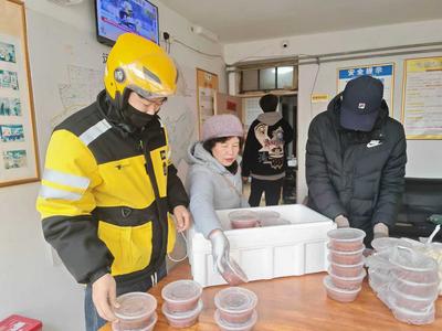 社區(qū)暖冬行，濃情臘八粥！大堯社區(qū)攜手志愿者服務(wù)隊開展臘八節(jié)暖冬主題活動