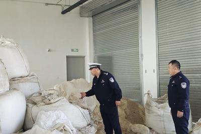 青岛交管提示市区多处易滑路段，联动多部门提前储备防滑物资