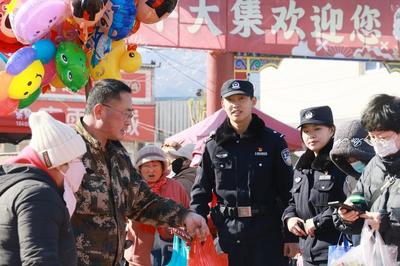 将旅游警务融入基层治理，青岛公安守护百年大集“烟火气”！