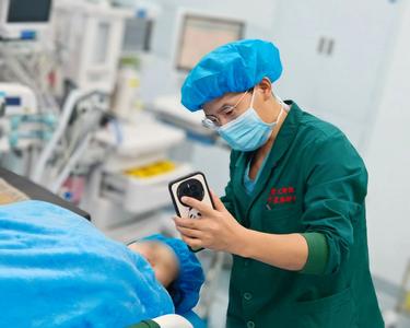 青岛医护暖心护佑，聋哑孕妈顺利诞下龙凤胎