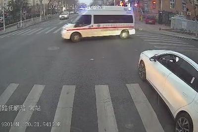 青岛斑马线上的双向奔赴：冰路礼让与深情鞠躬温暖寒冬
