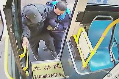 冬日里的城市温度！青岛街头接连上演暖心一幕幕……