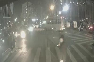 斑马线上的双向奔赴：青岛巴士驾驶员暖心礼让，老人致意点亮冬日温情