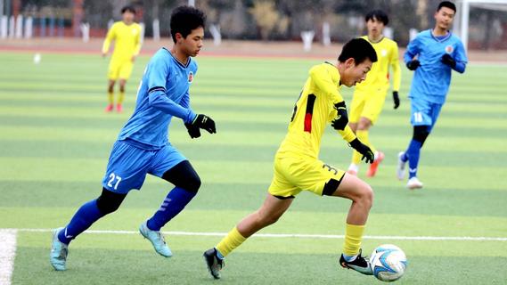 细雪纷飞，战意正燃，“市长杯”校园足球联赛又赛一轮