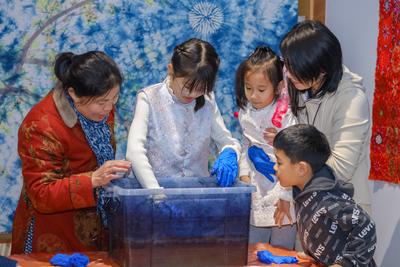 感受传统技艺独特魅力，“布上生蓝 指尖造物”非遗体验活动举办