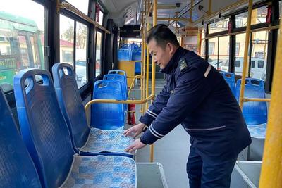 温暖乘客冬季出行路，青岛巴士上新防寒坐垫、医疗急救箱