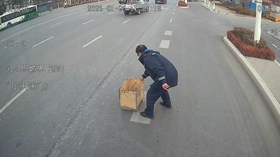路遇木箱挡道，城阳巴士驾驶员徒手清障保畅通