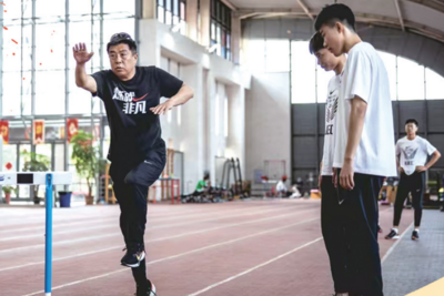 青岛故事 | 新年第一天，来看两位岛城体育人的“坚守”