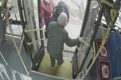 十米车厢温情涌动：青岛巴士驾驶员善举绘就城市文明底色