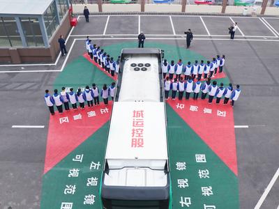 青岛学子走进场站，“沉浸式”探秘公交车上的“生命盲区”