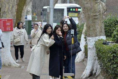 中东部地区回暖升温，东北西北多地降温降雪