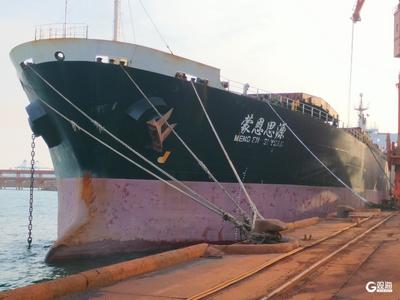 今天，5艘载运能源民生物资超大型船舶同时靠泊青岛港
