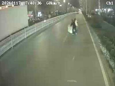 凡人善举传递城市温度！车流中，青岛巴士司机又做好事了！