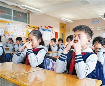 将近视防控融入教学、管理各环节！青岛娃5年近视率下降9.3%的背后
