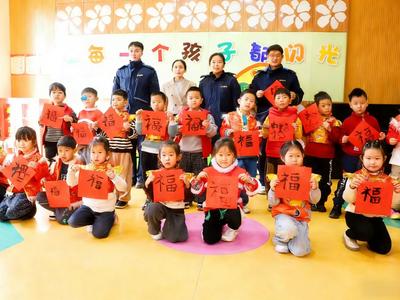 温情润童心！青岛巴士驾驶员与萌娃一同书写福字迎新春