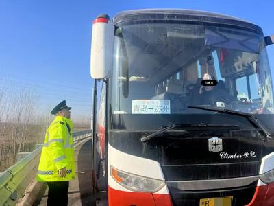 寒风中护航求学路，青岛交通“执法蓝”温暖学子心