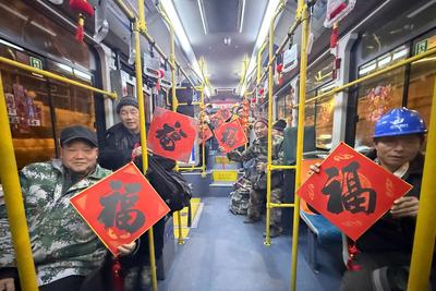 青岛102路区间车化身“年味暖途巴士”，为返乡“新市民”送祝福