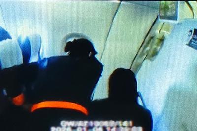 万米高空旅客突发不适，青岛航空航班上展开紧急救援……