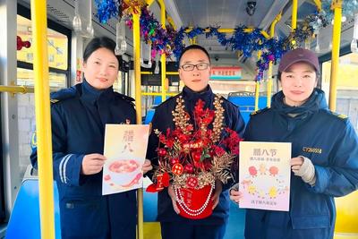 民俗主题车厢、定制语音报站……青岛巴士“腊八套餐”拉满节日氛围感