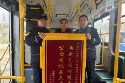冬日里的温情！青岛巴士驾驶员暖心善举传承爱老美德