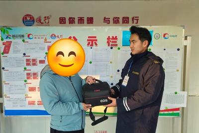 贵重相机失而复得，潍坊游客点赞青岛巴士