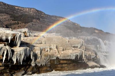 黄河壶口瀑布现“冰瀑玉壶”壮美景色