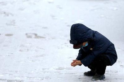青岛今天阴有小到中雪，市区最高气温0℃，最低气温-4℃