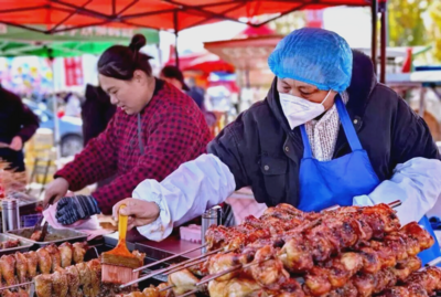 评论员观察｜坚持内需主导，熨平消费三道“褶”