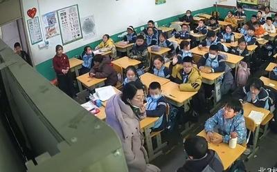 “剪刀石头布！”救娃一命！青岛一教师课堂上用海姆立克法助卡喉学生脱险