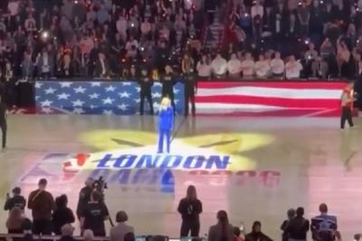 NBA伦敦赛现场：美国国歌奏起，观众高喊 “放过格陵兰岛”