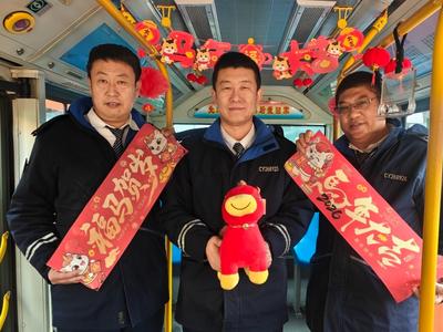拉满元旦出行氛围感！城阳巴士主题巴士解锁暖心体验