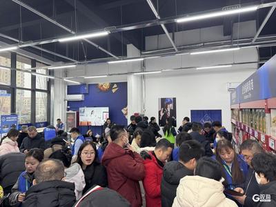 人挤人！青岛山姆会员店会籍办理处人气爆棚