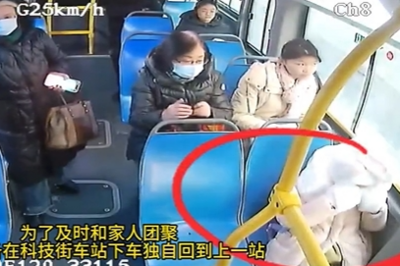 青岛2路公交车上，9岁孩童下车被全车人阻止，咋回事？