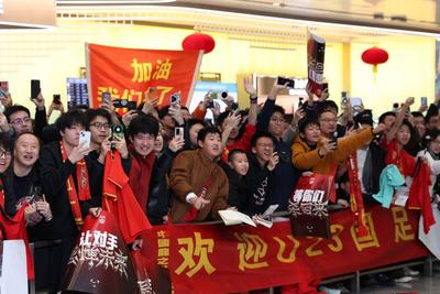 众多球迷接机U23国足，李昊：中国足球仍需努力