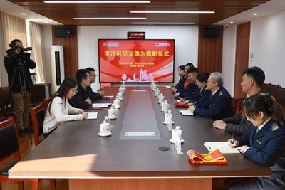 车流中抬车救人，青岛这俩“热心肠”今天被表彰了！