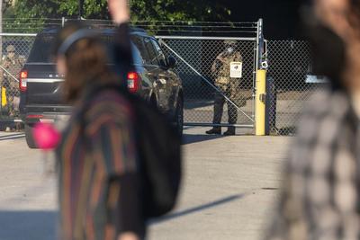 驱逐移民却致本国公民死亡，美联邦执法人员遭市长斥“滚出去”