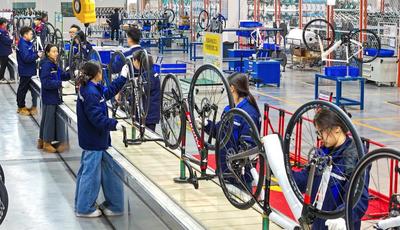 评论员观察｜泥坑打架，不如高山登顶