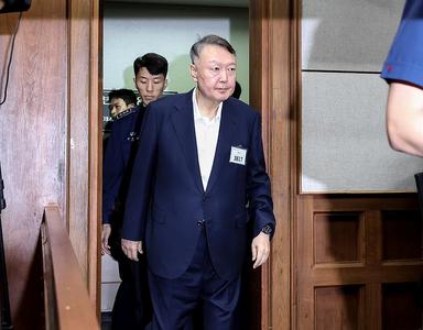 韩国法院以妨害公务执行等罪名判处尹锡悦有期徒刑5年